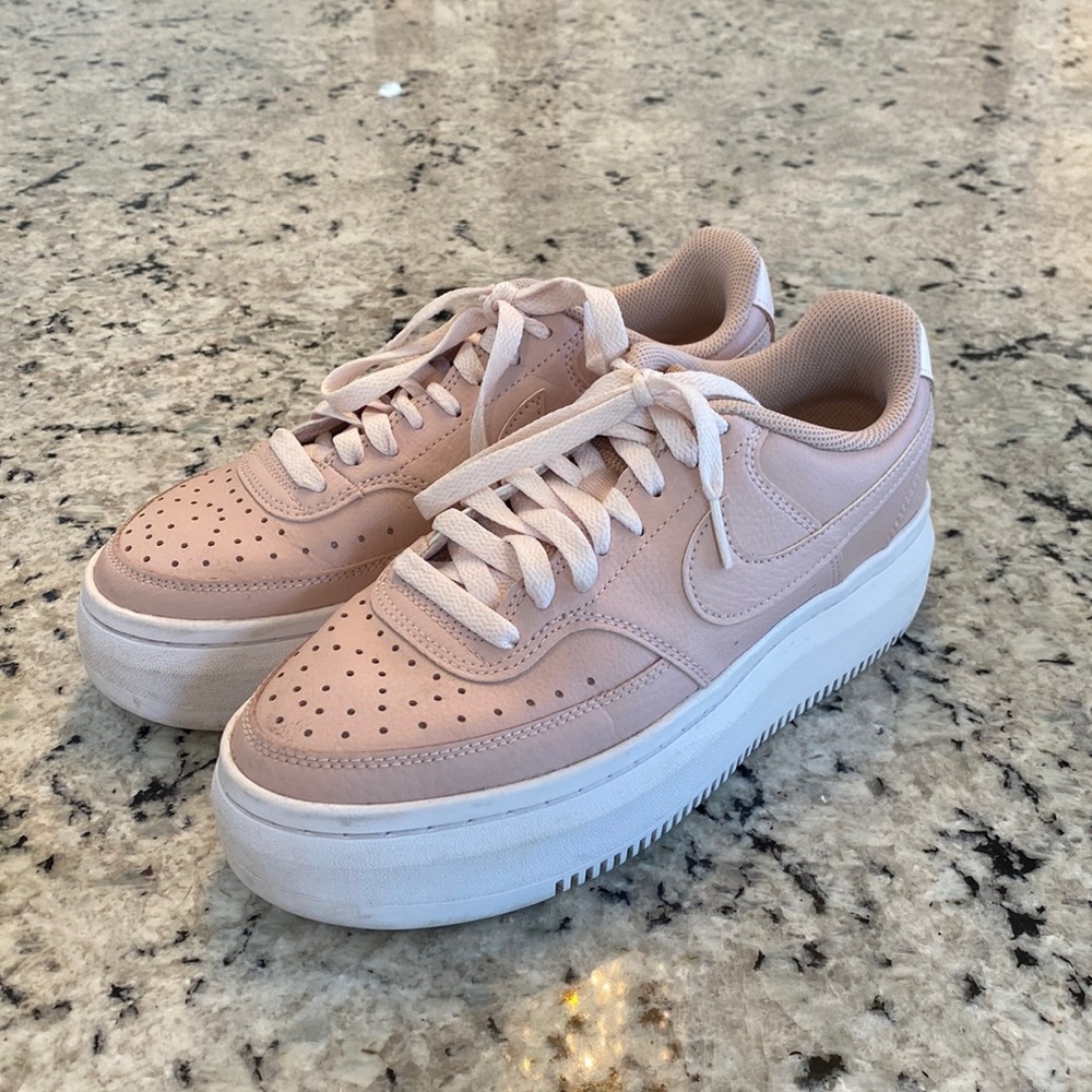 Nike Woman’s Size 8 Cream Leather Tennis Shoes